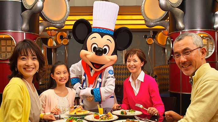 A family with Chef Mickey at Tokyo Disney Resort