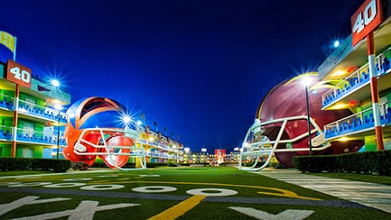 Gigantescos cascos en el área con tema de fútbol americano en el Resort All-Star Sport de Disney